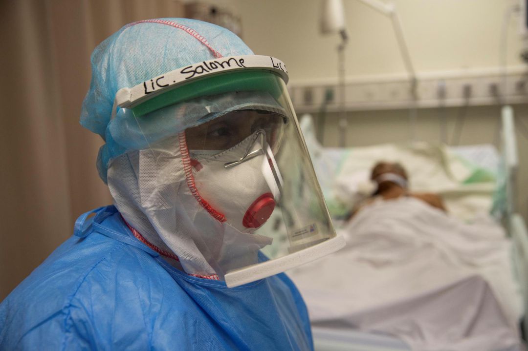 Un médico, con la conveniente protección sanitaria. Un médico, con la conveniente protección sanitaria.
