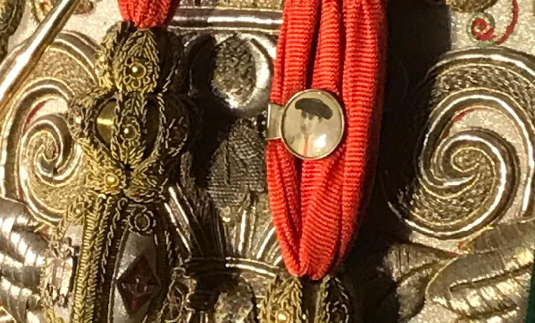 La Virgen de la Esperanza ha lucido este sábado en su fajín un pasador con la imagen de Joselito El Gallo La Virgen de la Esperanza ha lucido este sábado en su fajín un pasador con la imagen de Joselito El Gallo