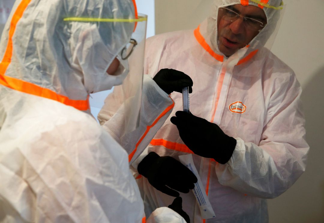 Un médico francés trabajando con el traje de protección
Un médico francés trabajando con el traje de protección