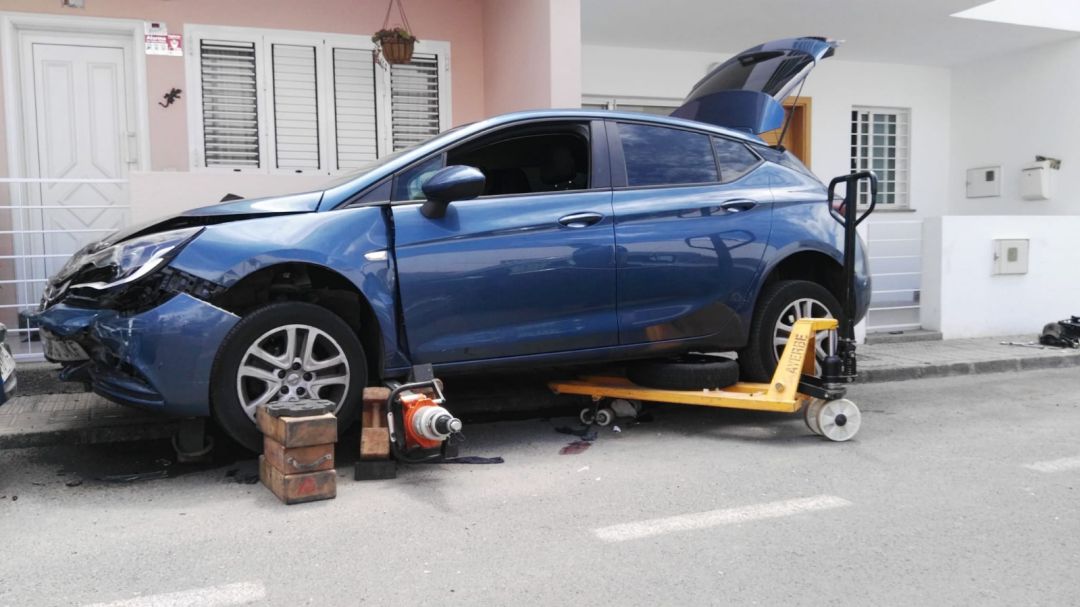 El vehículo que atropelló al fallecido, una vez levantado con un gato. El vehículo que atropelló al fallecido, una vez levantado con un gato.