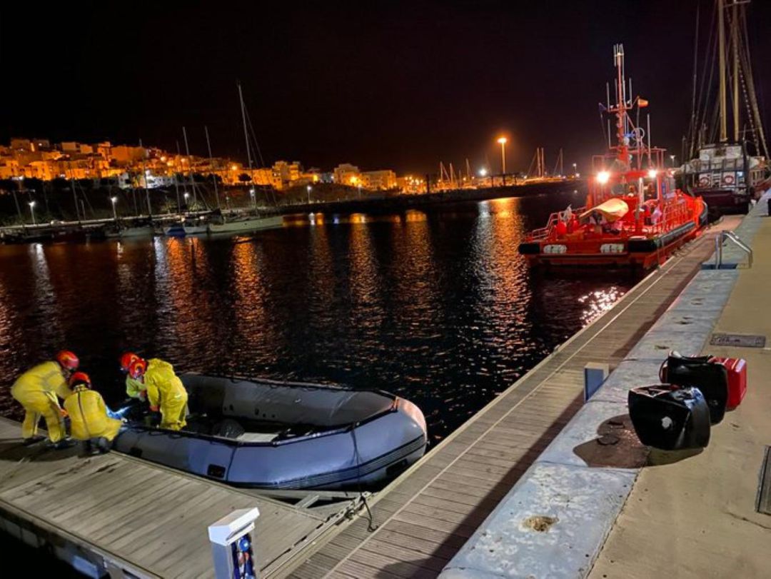Embarcación neumática en la que viajaban 38 personas Embarcación neumática en la que viajaban 38 personas