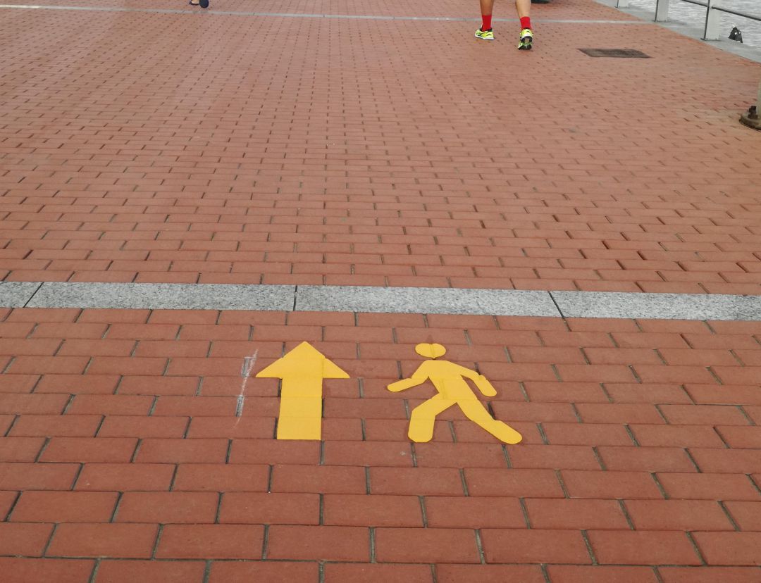Nueva señalética que ordena el paso de los peatones en el Paseo de Las Canteras Nueva señalética que ordena el paso de los peatones en el Paseo de Las Canteras