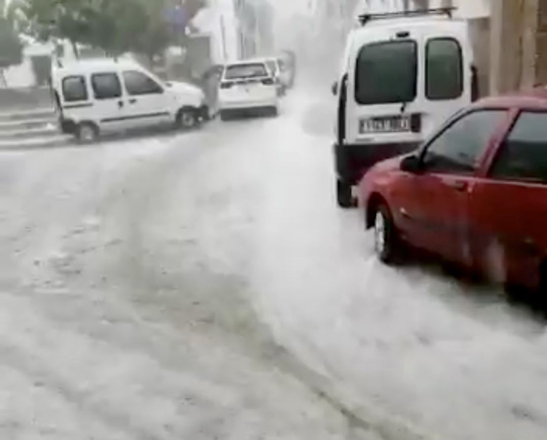 La fuerte corriente de agua en una calles del municipio malagueño La fuerte corriente de agua en una calles del municipio malagueño