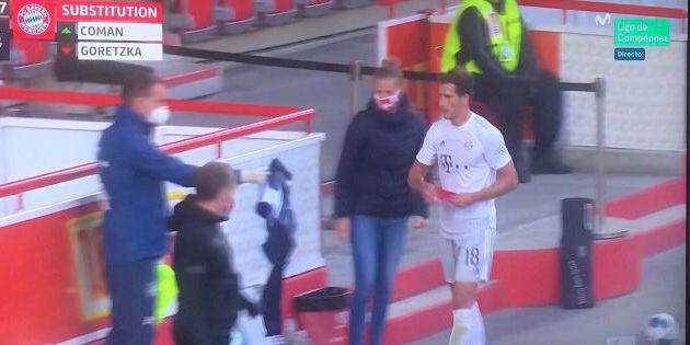El utillero entrega a Goretzka la sudadera El utillero entrega a Goretzka la sudadera