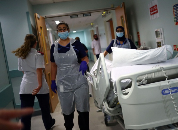 Un grupo médico se desplaza por los pasillos del Hospital Royal Blackburn.