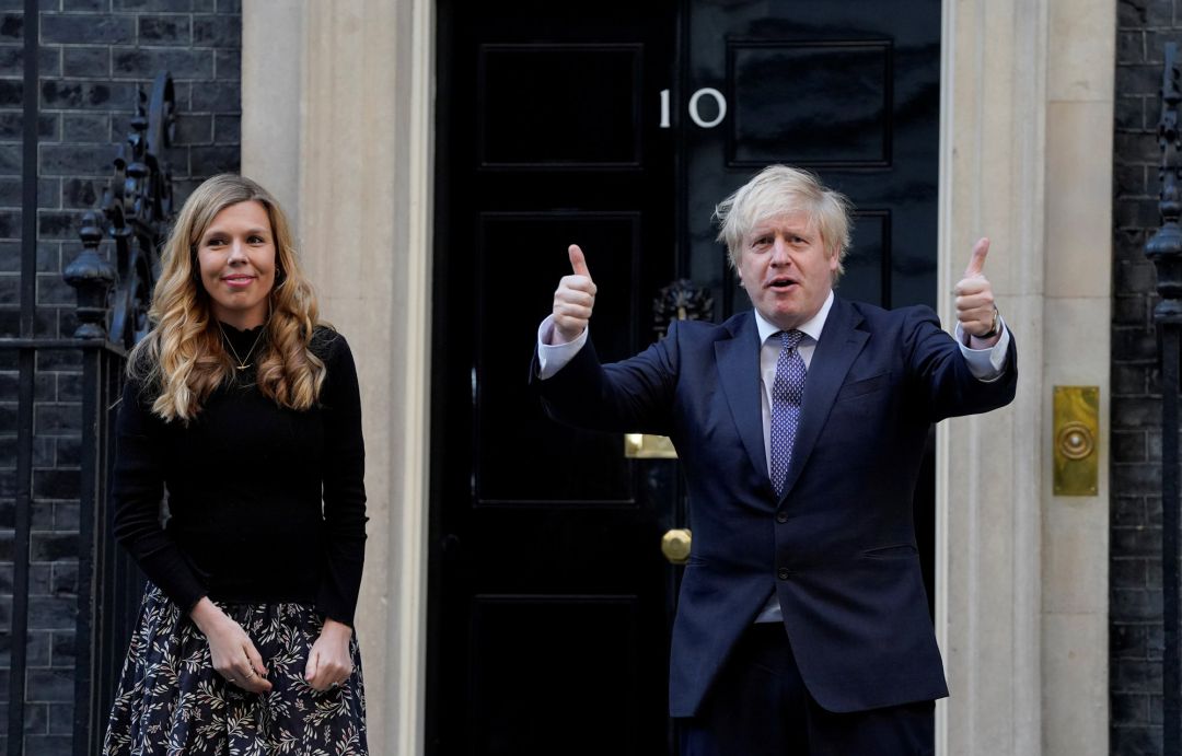 El primer ministro británico, Boris Johnson, y su compañera Carrie Symonds aplauden a las afueras de su domicilio en el número 10 de Downing Street (Londres) durante la campaña 'Clap for our Carers' en apoyo del sistema de salud británico. El primer ministro británico, Boris Johnson, y su compañera Carrie Symonds aplauden a las afueras de su domicilio en el número 10 de Downing Street (Londres) durante la campaña 'Clap for our Carers' en apoyo del sistema de salud británico.
