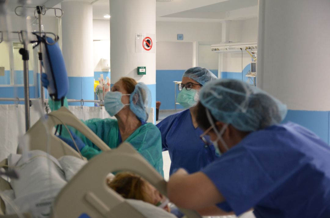 Personal facultativo atiende a un paciente en el HURS de Córdoba Personal facultativo atiende a un paciente en el HURS de Córdoba