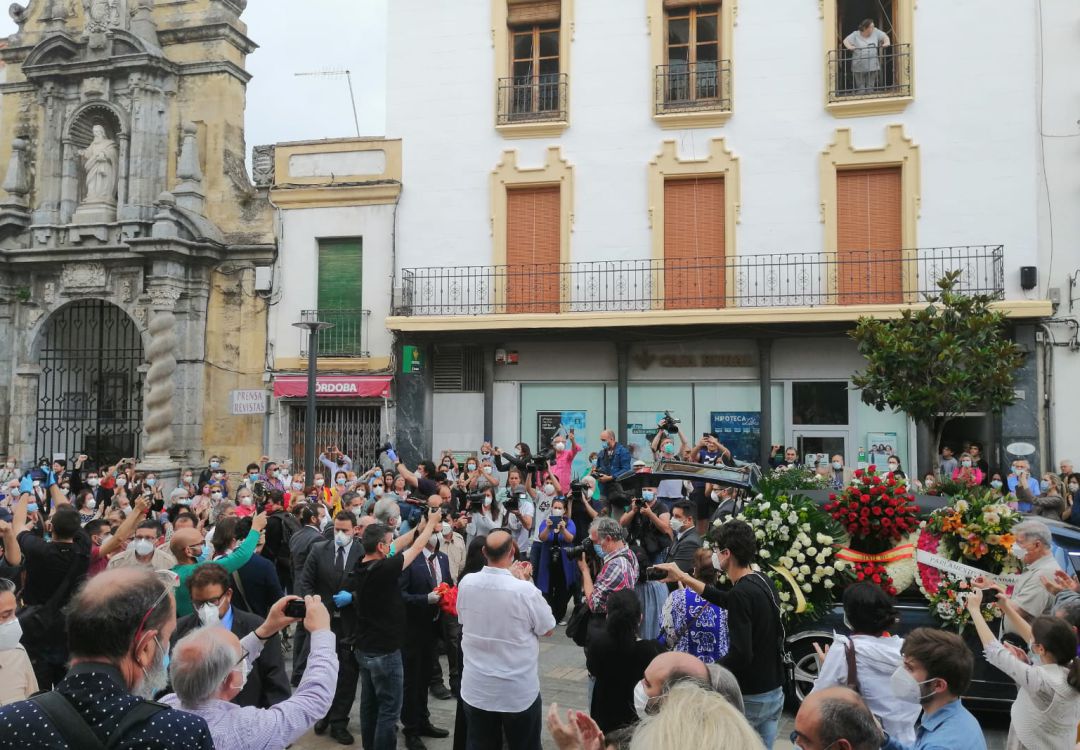 La ciudadanía despide a Julio Anguita a la salida del cortejo fúnebre en Capitulares. La ciudadanía despide a Julio Anguita a la salida del cortejo fúnebre en Capitulares.