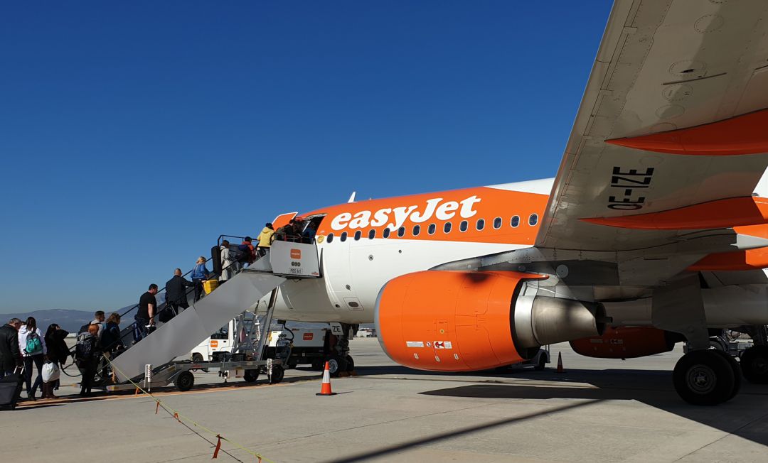 Foto de archivo de un avión de EasyJet en el Aeropuerto de Granada-Jaén Foto de archivo de un avión de EasyJet en el Aeropuerto de Granada-Jaén
