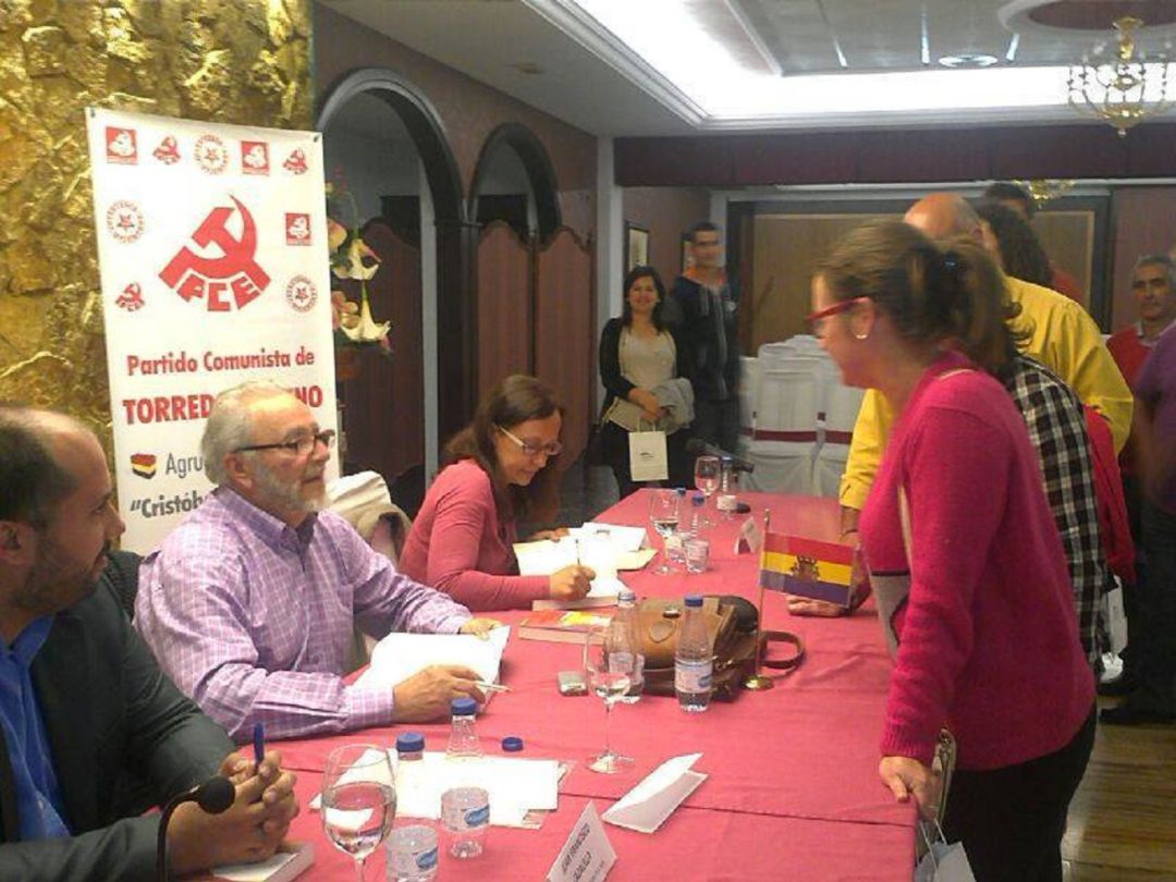Algunos militantes de IU Jódar en la presentación del libro de Julio Anguita en Torredonjimeno en 2014 Algunos militantes de IU Jódar en la presentación del libro de Julio Anguita en Torredonjimeno en 2014