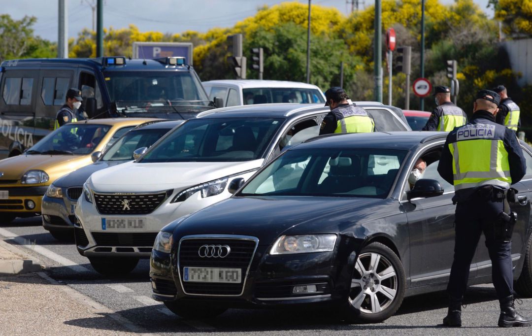 Efectivos de la Policía Nacional realizan un control este domingo Efectivos de la Policía Nacional realizan un control este domingo