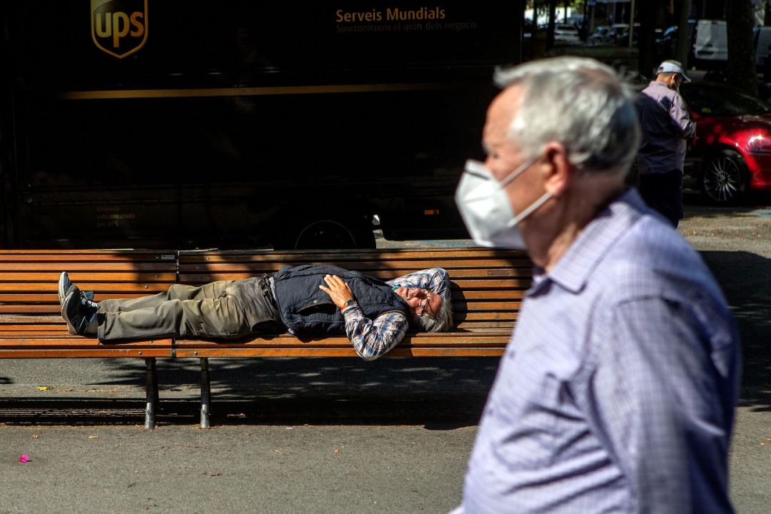 Una persona duerme en un banco de la calle este lunes en Barcelona. Una persona duerme en un banco de la calle este lunes en Barcelona.