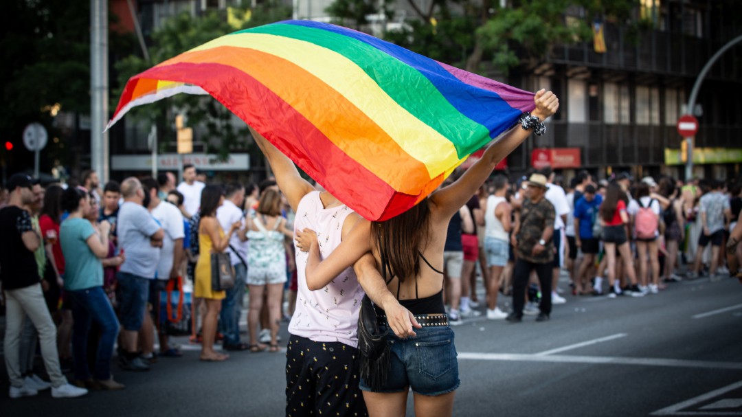 Un joven denuncia insultos en la calle por llevar una bandera LGTBI