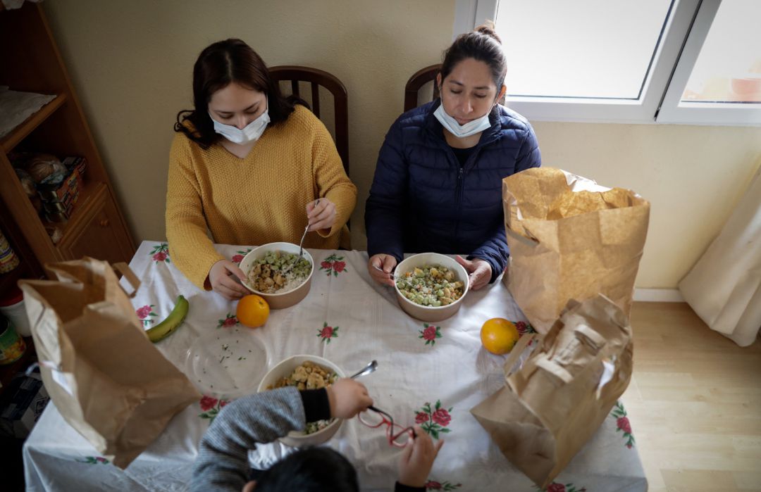 Dos mujeres y un niño en su casa en Carabanchel con el menú de la ONG del chef José Andrés, que reparte a las familias más necesitadas Dos mujeres y un niño en su casa en Carabanchel con el menú de la ONG del chef José Andrés, que reparte a las familias más necesitadas