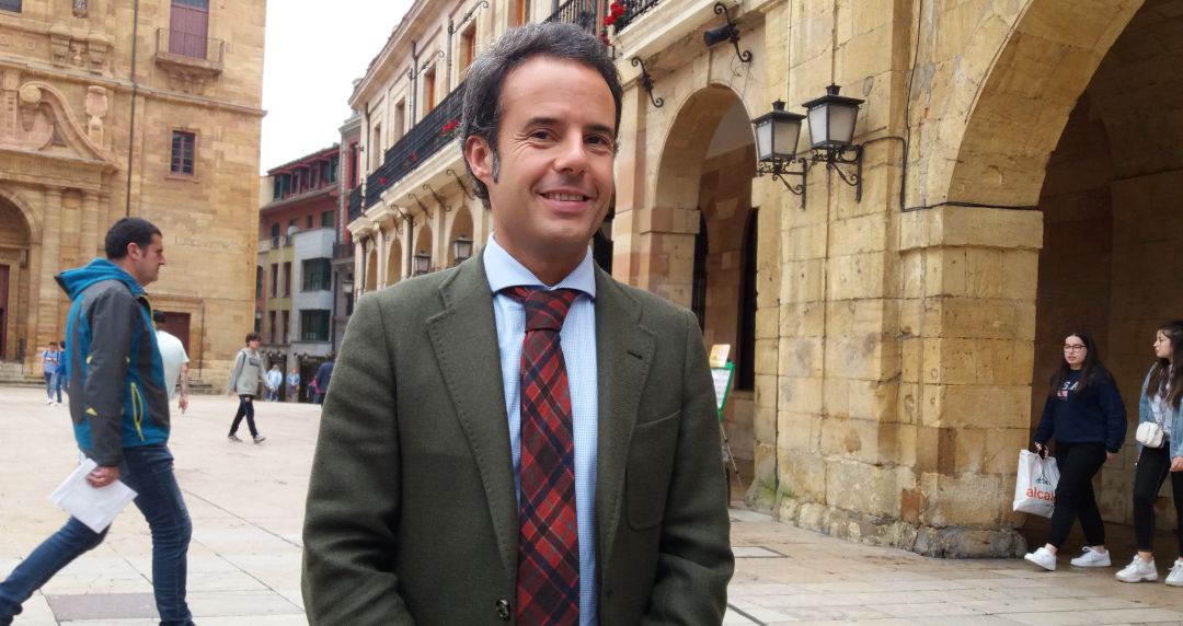 Nacho Cuesta, en la plaza del Ayuntamiento de Oviedo Nacho Cuesta, en la plaza del Ayuntamiento de Oviedo