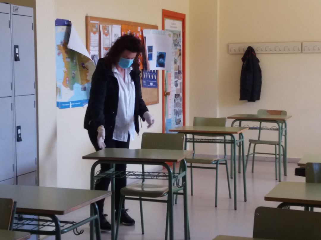 El equipo directivo del IES Monte Naranco de Oviedo prepara las aulas para la vuelta a clase de los primeros alumnos tras el cierre de más de dos meses a causa del coronavirus. El equipo directivo del IES Monte Naranco de Oviedo prepara las aulas para la vuelta a clase de los primeros alumnos tras el cierre de más de dos meses a causa del coronavirus.