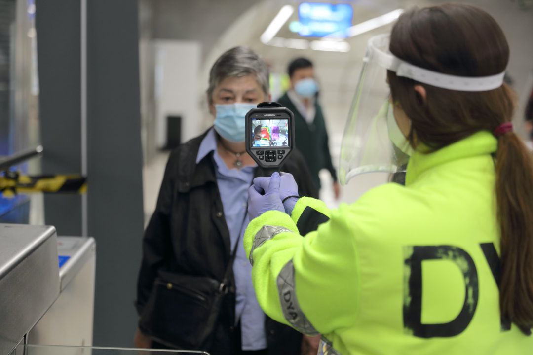El metro inició el pasado lunes día 11 de mayo la toma de temperatura a sus viajeros, voluntaria y aleatoria, en diversas estaciones de la red. La medición se ha llevado a cabo por personal de la DYA.
El metro inició el pasado lunes día 11 de mayo la toma de temperatura a sus viajeros, voluntaria y aleatoria, en diversas estaciones de la red. La medición se ha llevado a cabo por personal de la DYA.
