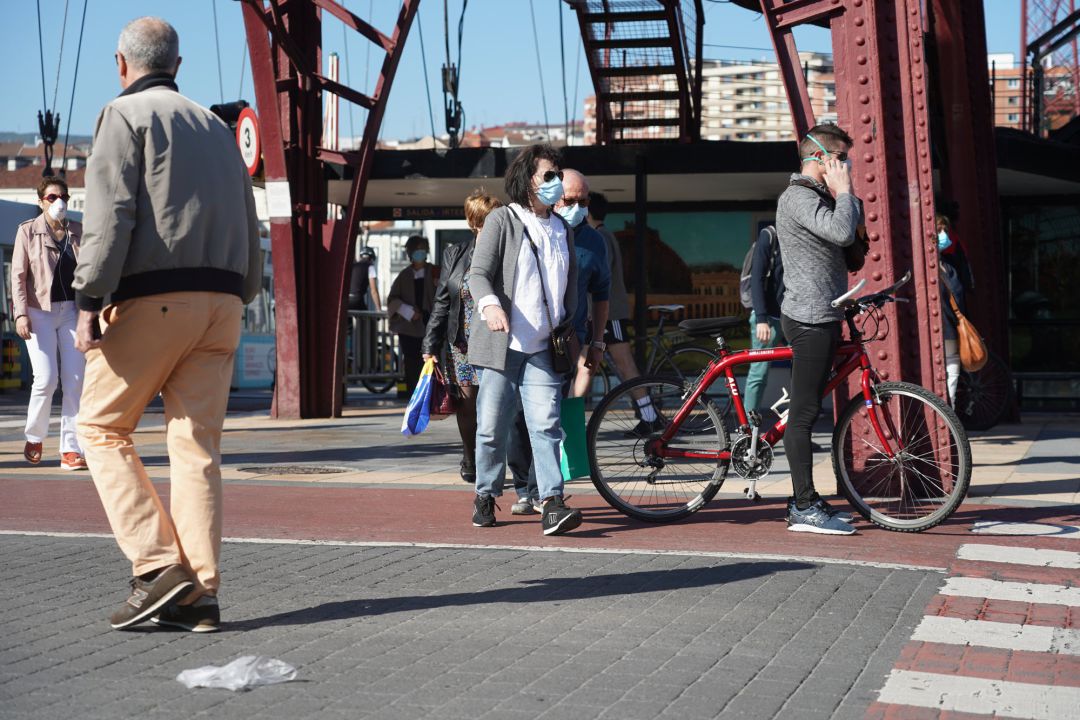 Varias personas tras cruzar el Puente de Vizcaya, también conocido como Puente Bizkaia que une las dos márgenes de la ría de Bilbao en Vizcaya (España) y enlaza la villa de Portugalete con el barrio de Las Arenas, que pertenece al municipio de Getxo, durante el día en el que entra en vigor el decreto del lehendakari, Iñigo Urkullu, por el que establece que el Gobierno Vasco amplia la movilidad ciudadana a la totalidad del territorio histórico en el que tengan fijada su residencia los ciudadanos de Euskadi, de forma que los alaveses, vizcaínos y guipuzcoanos puden moverse libremente dentro de sus provincias Varias personas tras cruzar el Puente de Vizcaya, también conocido como Puente Bizkaia que une las dos márgenes de la ría de Bilbao en Vizcaya (España) y enlaza la villa de Portugalete con el barrio de Las Arenas, que pertenece al municipio de Getxo, durante el día en el que entra en vigor el decreto del lehendakari, Iñigo Urkullu, por el que establece que el Gobierno Vasco amplia la movilidad ciudadana a la totalidad del territorio histórico en el que tengan fijada su residencia los ciudadanos de Euskadi, de forma que los alaveses, vizcaínos y guipuzcoanos puden moverse libremente dentro de sus provincias
