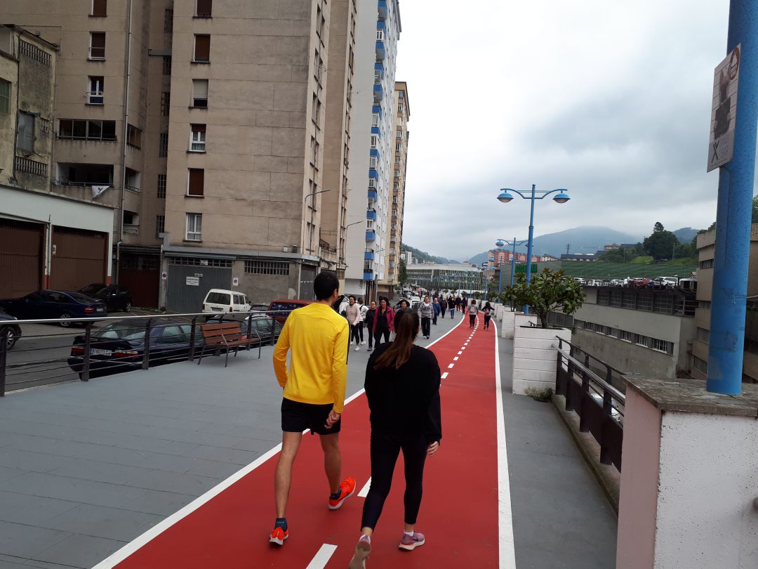 El paseo de Amaña se ha convertido en uno de los lugares más transitados de Eibar estos días El paseo de Amaña se ha convertido en uno de los lugares más transitados de Eibar estos días