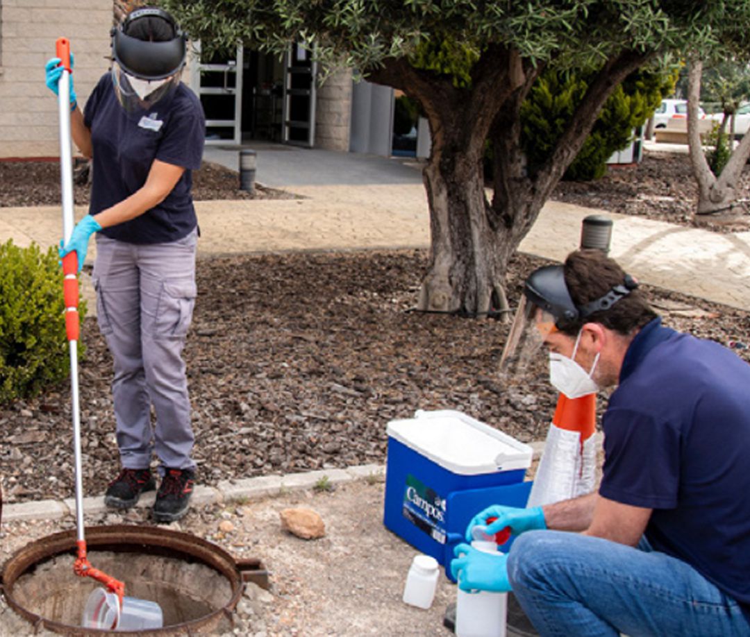 Toma de muestras en alcantarillas de Global Omnium Toma de muestras en alcantarillas de Global Omnium