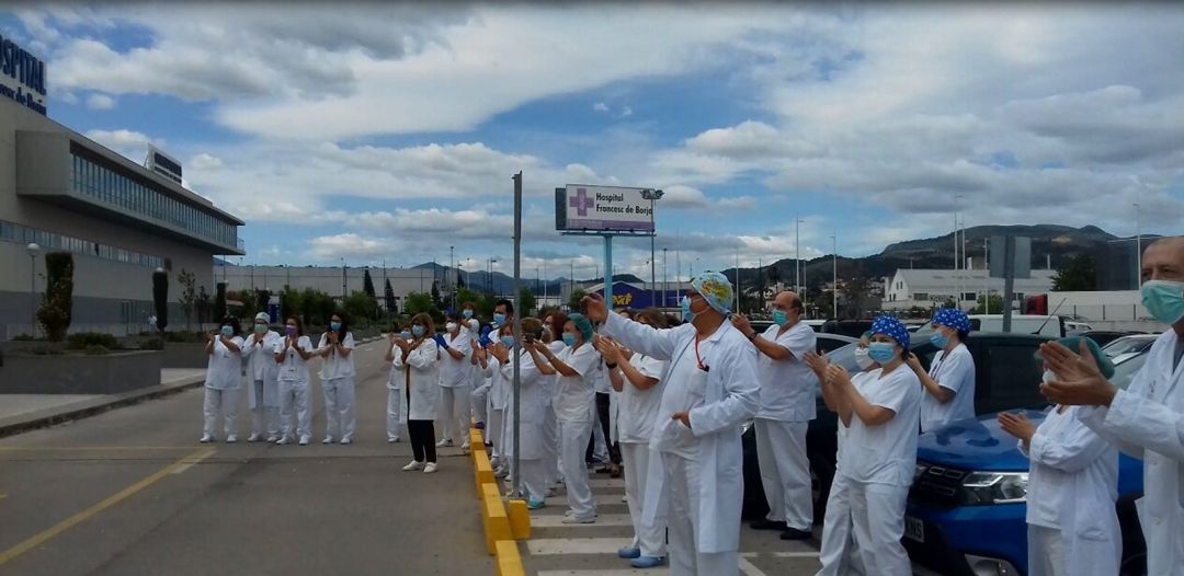 Homenaje y aplausos de los sanitarios del hospital a los compañeros de la UCI Homenaje y aplausos de los sanitarios del hospital a los compañeros de la UCI