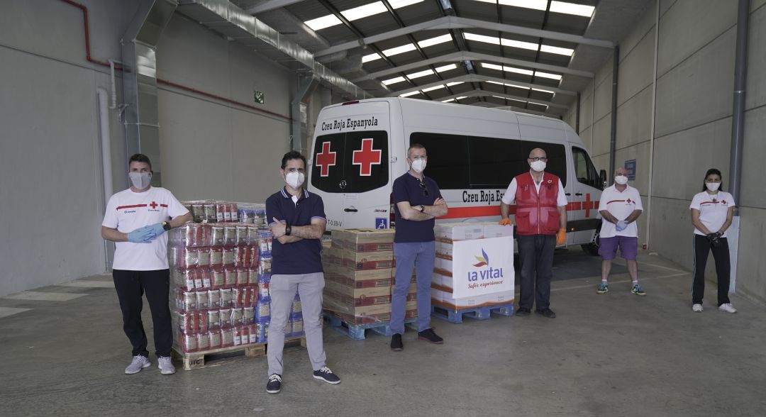 La Vital dona casi 2 toneladas de alimentos a la Cruz Roja Gandia La Vital dona casi 2 toneladas de alimentos a la Cruz Roja Gandia