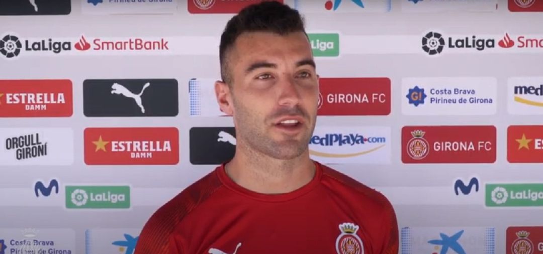 Borja García atenent als mitjans del club aquest matí a La Vinya. Borja García atenent als mitjans del club aquest matí a La Vinya.