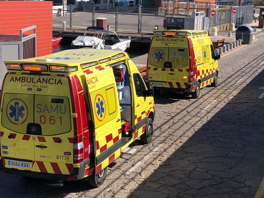Ambulancias del 061 atendiendo una urgencia en Sant Antoni. Ambulancias del 061 atendiendo una urgencia en Sant Antoni.