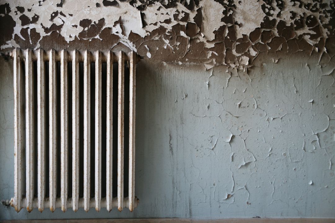 Imagen de archivo de una casa con problemas de humedad. Imagen de archivo de una casa con problemas de humedad.