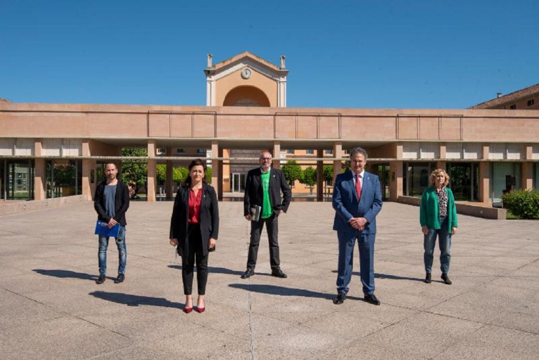 La presidenta del Gobierno de La Rioja, Concha Andreu, junto con el resto de firmantes del acuerdo. La presidenta del Gobierno de La Rioja, Concha Andreu, junto con el resto de firmantes del acuerdo.