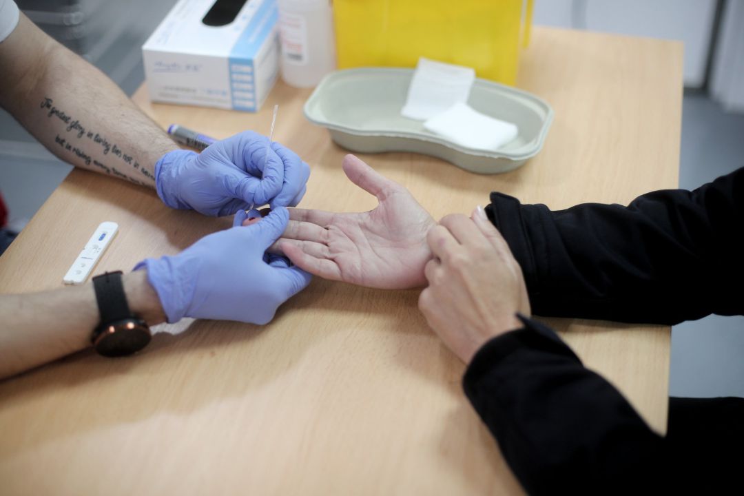 Profesional sanitario realiza una prueba diagnóstica de coronavirus (Archivo) Profesional sanitario realiza una prueba diagnóstica de coronavirus (Archivo)