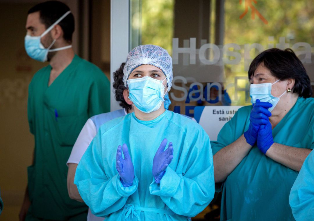 Los sanitarios siguen recibendo los aplausos todos los días a las 20:00 horas Los sanitarios siguen recibendo los aplausos todos los días a las 20:00 horas