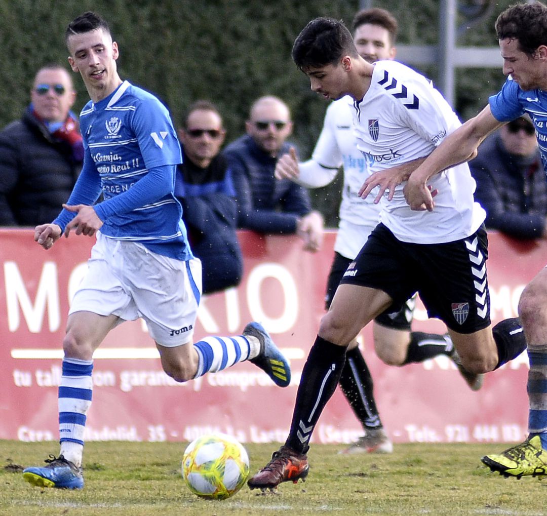 David Arranz , a la izda, durante el partido de vuelta contra la Segoviana de esta temporada David Arranz , a la izda, durante el partido de vuelta contra la Segoviana de esta temporada