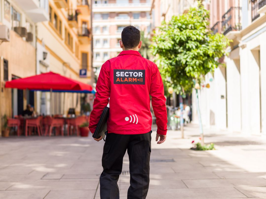 Un técnico del sector se dirige a atender a uno de sus clientes Un técnico del sector se dirige a atender a uno de sus clientes