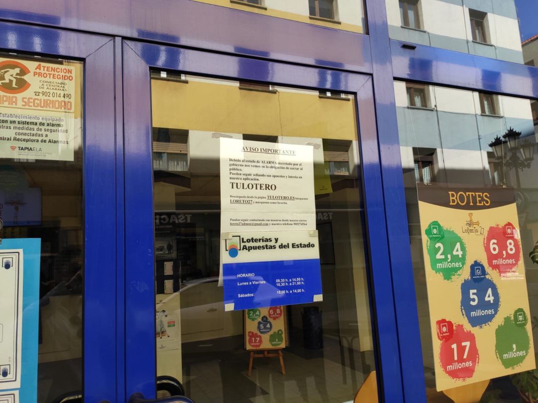 Administración de Lotería de Oviedo cerrada al público a causa de la pandemia del coronavirus. Administración de Lotería de Oviedo cerrada al público a causa de la pandemia del coronavirus.