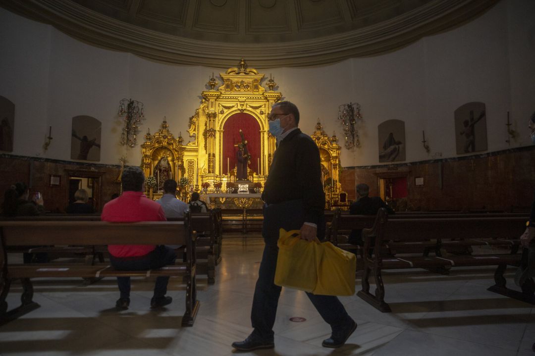Fieles en el interior de la basílica de Jesús del Gran Poder Fieles en el interior de la basílica de Jesús del Gran Poder