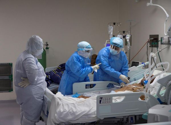 Personal médico atiende a pacientes en el área de Cuidados Intensivos en una Unidad de COVID-19.