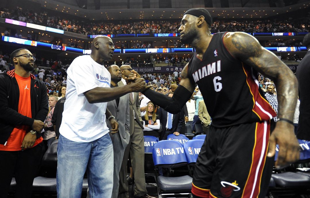 James y Jordan se saludan. James y Jordan se saludan.