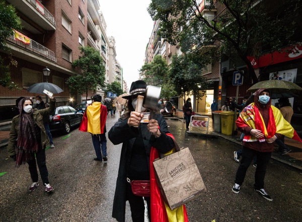 Varias personas golpean cacerolas en señal de protesta durante la concentración de vecinos de la calle Núñez de Balboa, en el barrio madrileño de Salamanca.