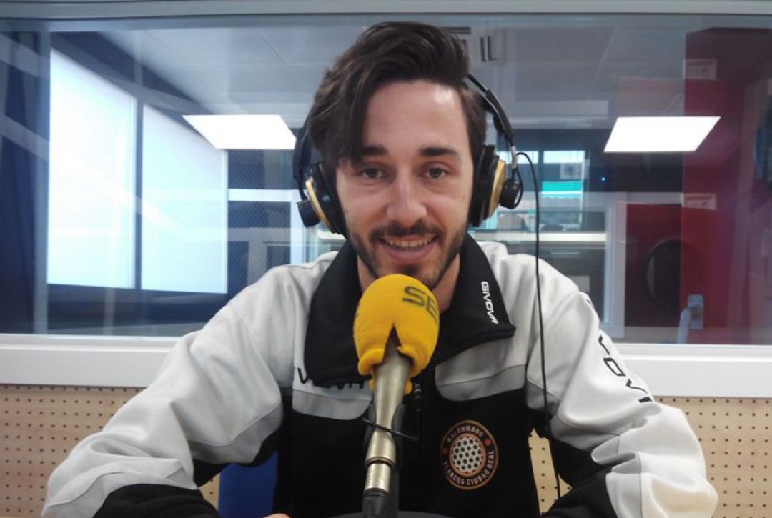 El extremo hispano británico, Brian Negrete, en los estudios de la Cadena SER Ciudad Real. El extremo hispano británico, Brian Negrete, en los estudios de la Cadena SER Ciudad Real.