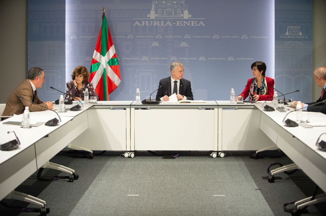 Imagen facilitada por el servicio Irekia del Gobierno Vasco del lehendakari, Iñigo Urkullu (c), que hoy lunes ha presidido en Vitoria el Consejo Asesor del LABI. Imagen facilitada por el servicio Irekia del Gobierno Vasco del lehendakari, Iñigo Urkullu (c), que hoy lunes ha presidido en Vitoria el Consejo Asesor del LABI.