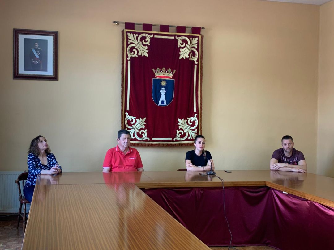 Los presidente de La UD Vall de Uxó y del Club La Vall han firmado el acuerdo en presencia del Ayuntamiento Los presidente de La UD Vall de Uxó y del Club La Vall han firmado el acuerdo en presencia del Ayuntamiento