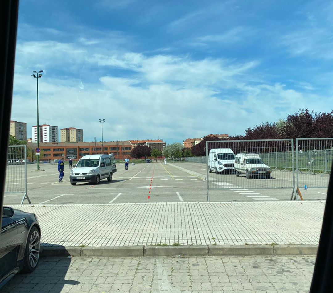 Los operarios municipales han pintado el disuasorio para establecer la separación entre puestos y el recorrido de los clientes Los operarios municipales han pintado el disuasorio para establecer la separación entre puestos y el recorrido de los clientes