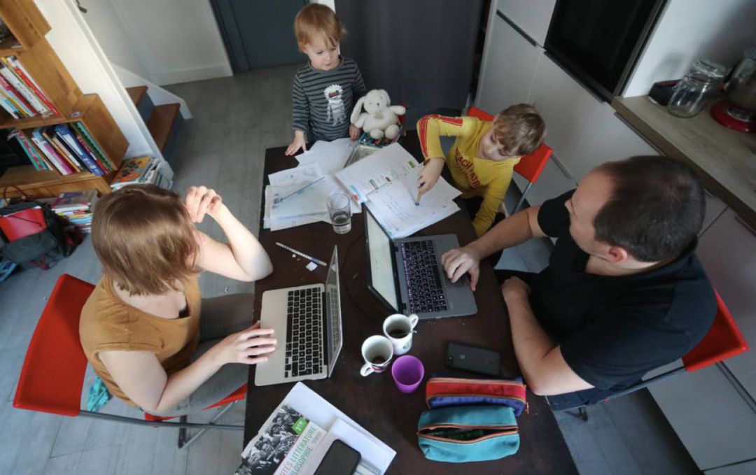 Imagen de archivo teletrabajo desde casa con niños Imagen de archivo teletrabajo desde casa con niños