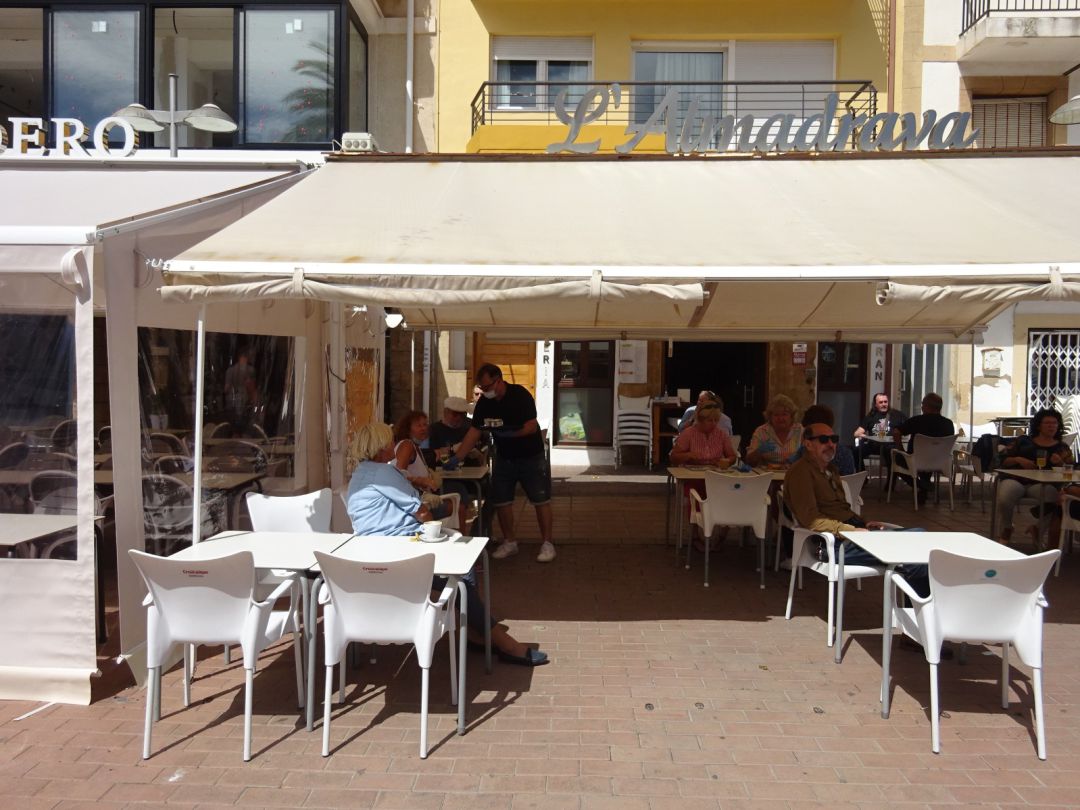 Imagen de una terraza de un negocio de hostelería en Xàbia, el pasado 11 de mayo. Imagen de una terraza de un negocio de hostelería en Xàbia, el pasado 11 de mayo.