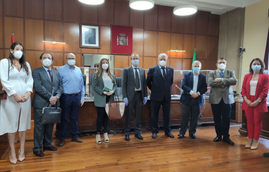 Representantes de diferentes órganos judiciales y autoridades políticas después de la primera rueda de prensa presencial que se ha dado en Jaén durante el confinamiento. Representantes de diferentes órganos judiciales y autoridades políticas después de la primera rueda de prensa presencial que se ha dado en Jaén durante el confinamiento.