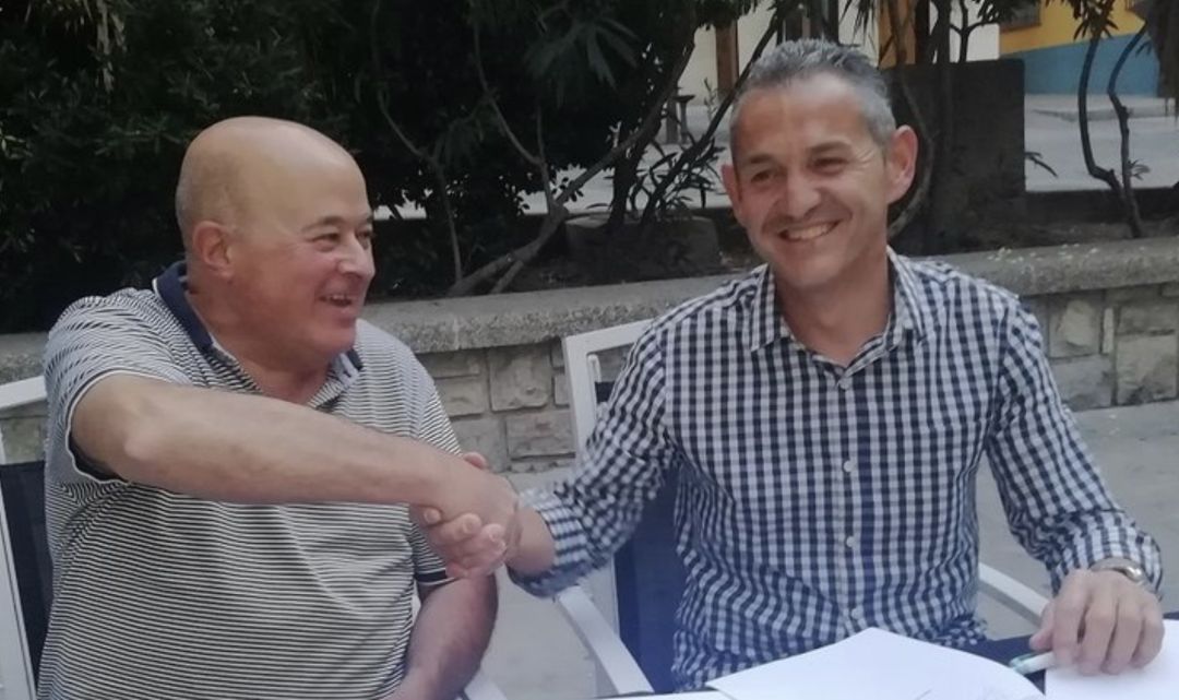 Manuel Carlos de Castro (Cs'), sellando el pacto de gobierno con el actual alcalde de La Guardia, Juan Jesús Torres (PSOE). Foto de archivo. Manuel Carlos de Castro (Cs'), sellando el pacto de gobierno con el actual alcalde de La Guardia, Juan Jesús Torres (PSOE). Foto de archivo.