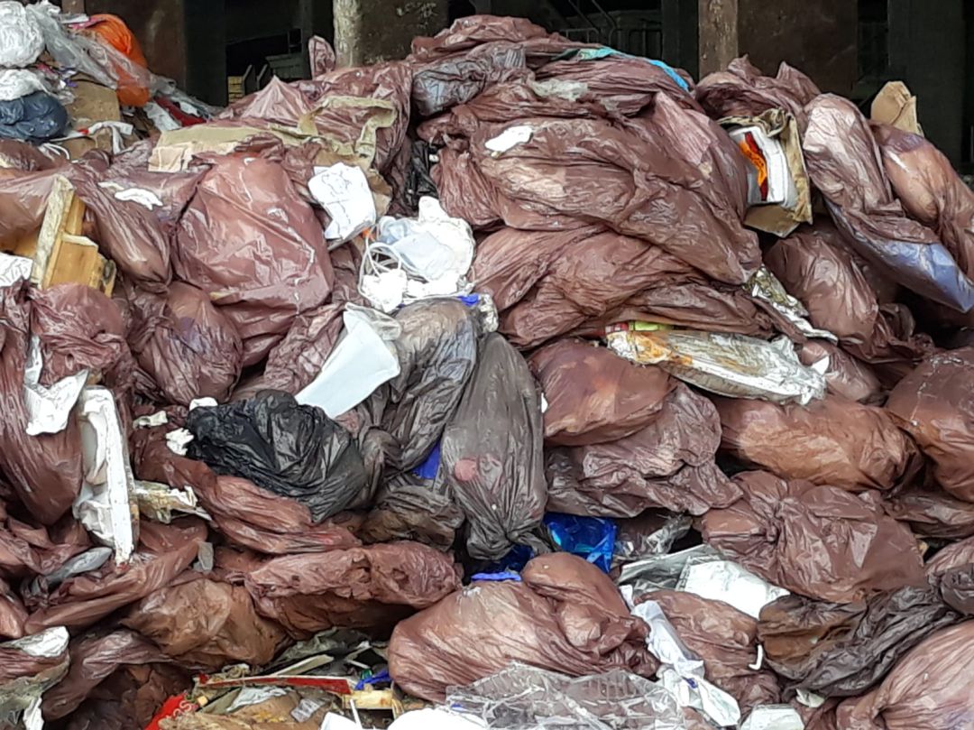 Restos de los residuos sanitarios que se han depositado en la planta de reciclaje de Las Calandrias Restos de los residuos sanitarios que se han depositado en la planta de reciclaje de Las Calandrias