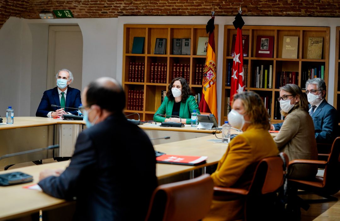La presidenta de la Comunidad de Madrid, Isabel Díaz Ayuso, en la reunión que ha mantenido este martes con colectivos profesionales de la salud. La presidenta de la Comunidad de Madrid, Isabel Díaz Ayuso, en la reunión que ha mantenido este martes con colectivos profesionales de la salud.