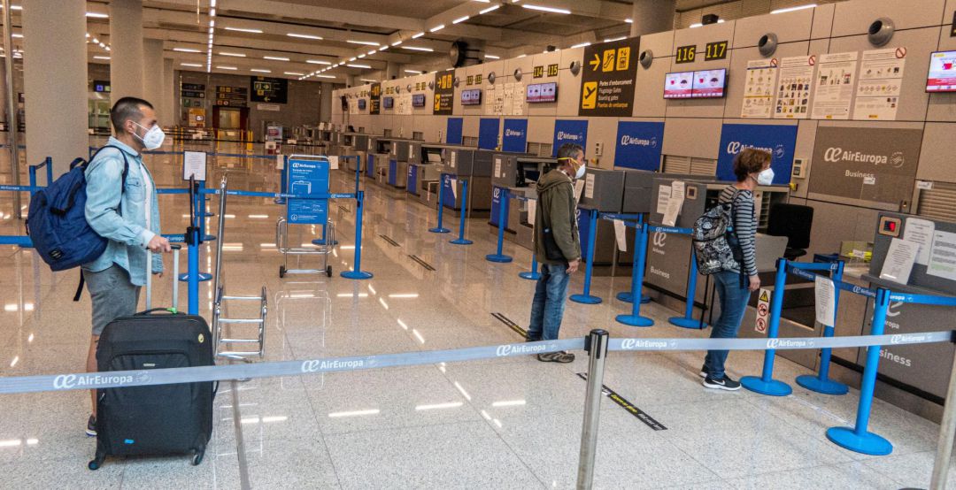 Viajeros mantienen la distancia de seguridad antes de facturar su equipaje en el interior del Aeropuerto de Palma, este lunes. El Aeropuerto de Palma de Mallorca solo permite el acceso a viajeros con tarjeta de embarque, no se permite acceder a acompañantes. Los agentes de seguridad piden las tarjetas de embarque o acreditación para poder acceder al interior del Aeropuerto de Palma. Dos pasajeros de vuelos procedentes de Alemania vieron bloqueada su entrada en Mallorca por no poder justificar su viaje, y otros siete de conexiones interislas fueron denunciados por la misma infracción, ha informado la Delegación del Gobierno. Viajeros mantienen la distancia de seguridad antes de facturar su equipaje en el interior del Aeropuerto de Palma, este lunes. El Aeropuerto de Palma de Mallorca solo permite el acceso a viajeros con tarjeta de embarque, no se permite acceder a acompañantes. Los agentes de seguridad piden las tarjetas de embarque o acreditación para poder acceder al interior del Aeropuerto de Palma. Dos pasajeros de vuelos procedentes de Alemania vieron bloqueada su entrada en Mallorca por no poder justificar su viaje, y otros siete de conexiones interislas fueron denunciados por la misma infracción, ha informado la Delegación del Gobierno.